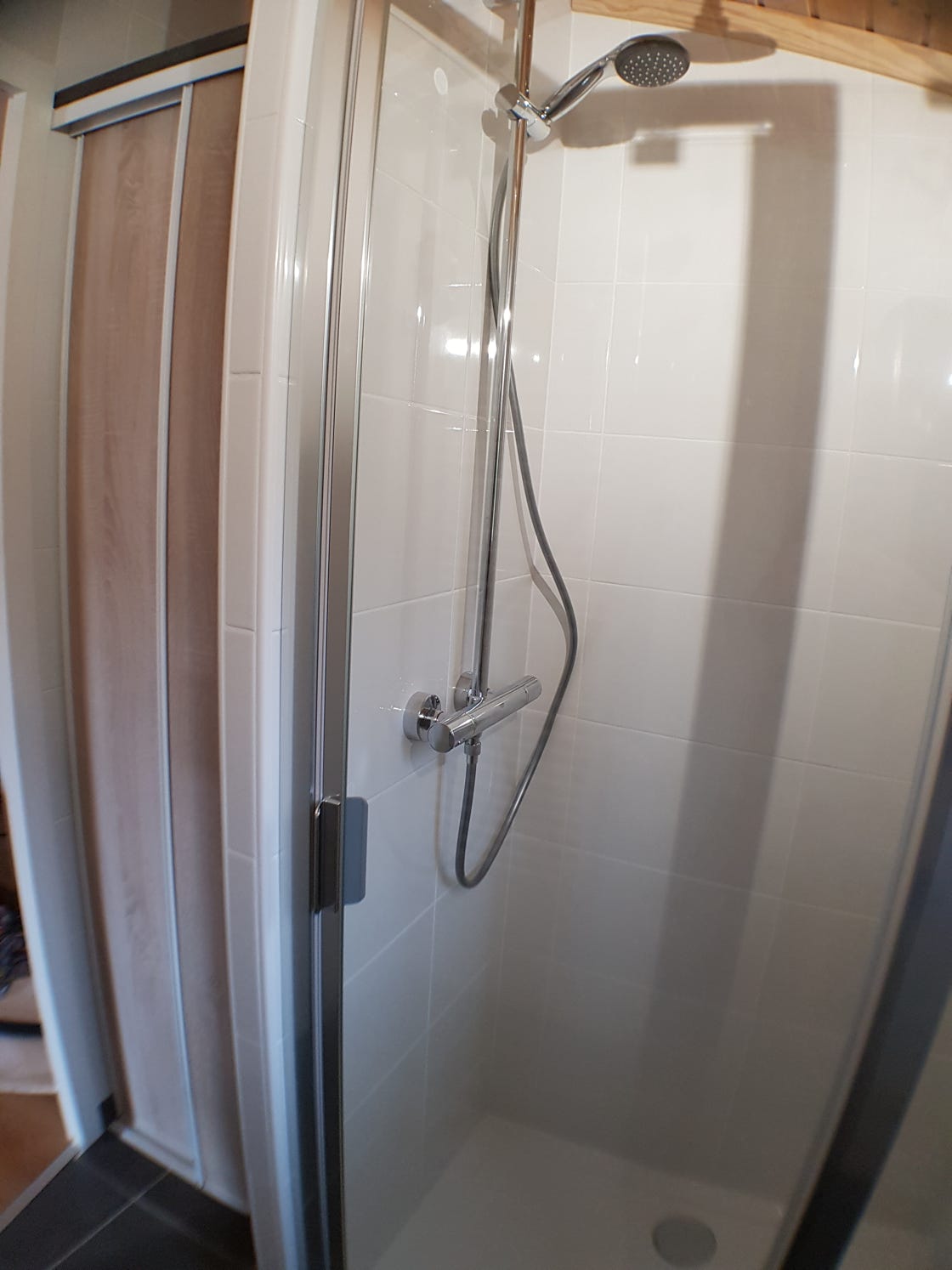 Inloopdouche bij Chalet 13 / PRL 13 bij Camping Le Talouch in de Gers, zuid Frankrijk