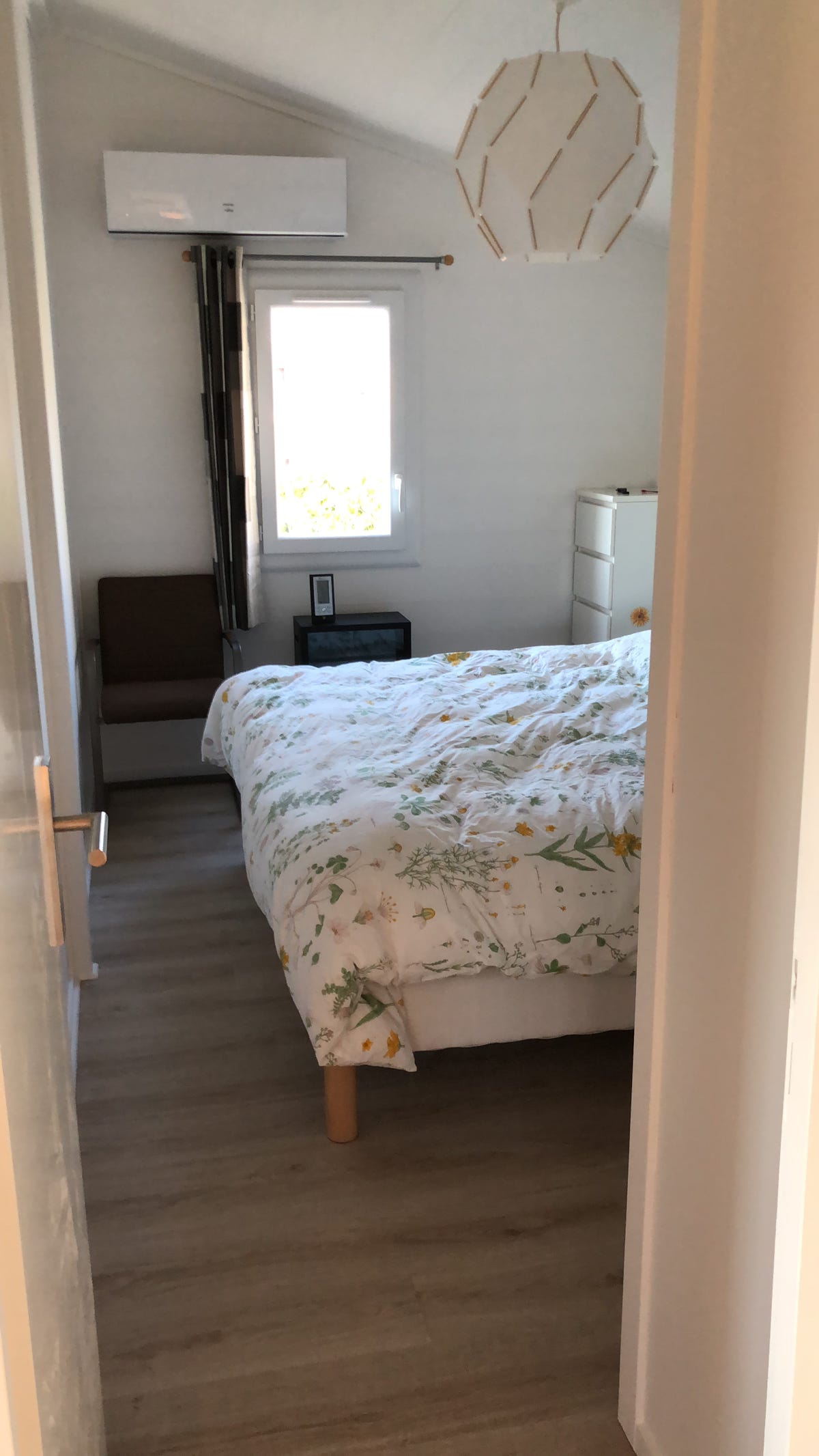 Slaapkamer met raam (en hor) bij Chalet 13 / PRL 13 bij Camping Le Talouch in de Gers, zuid Frankrijk