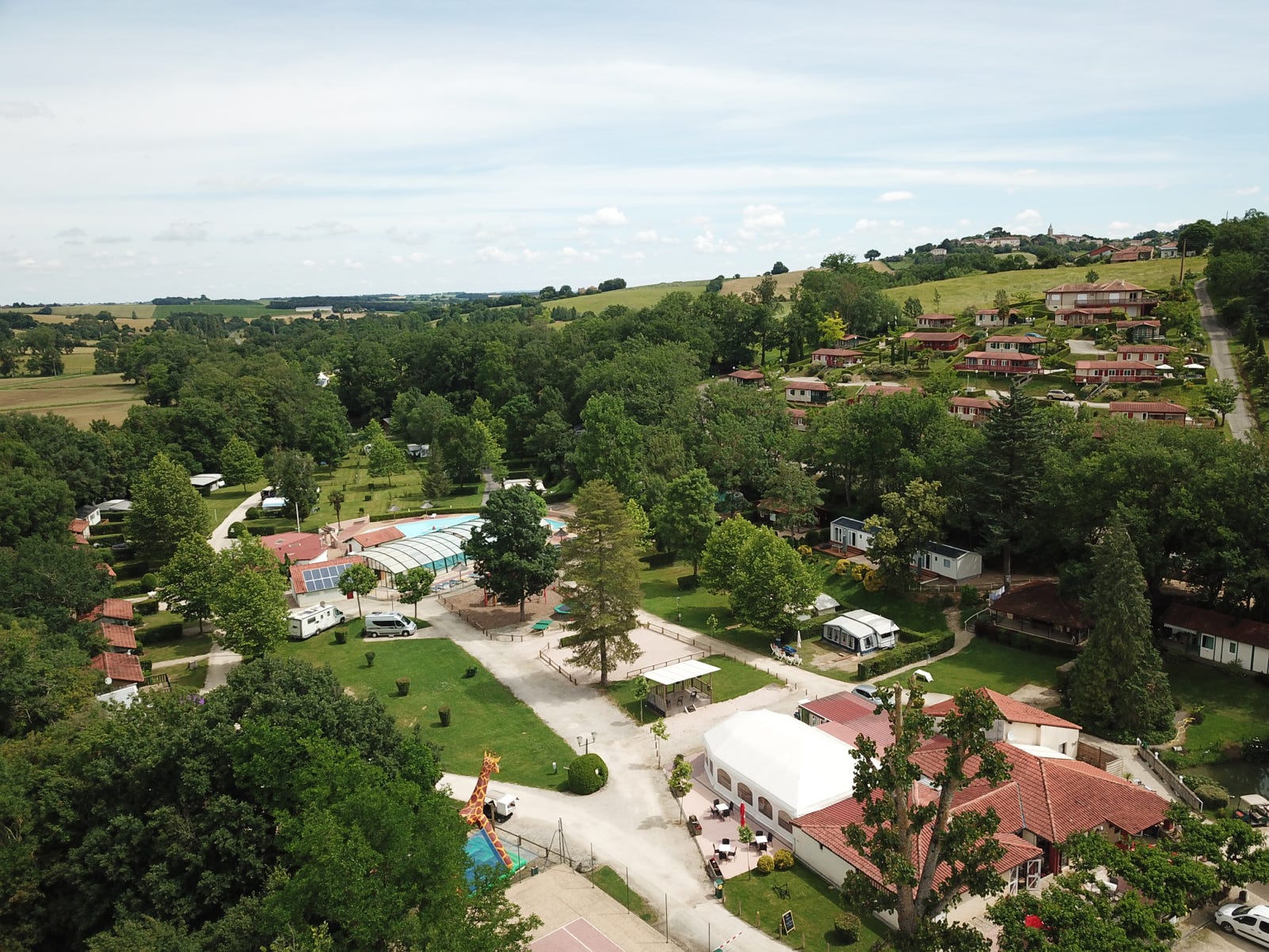 Camping met daarboven chaletpark met Chalet 13 / PRL 13 bij Camping Le Talouch in de Gers, zuid Frankrijk