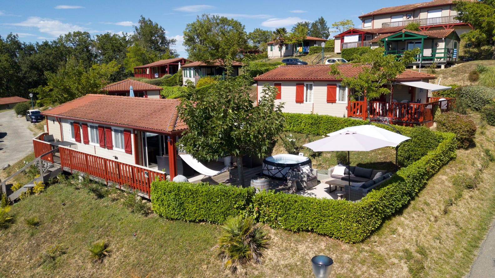 Overzicht Chalet 13 / PRL 13 bij Camping Le Talouch in de Gers, zuid Frankrijk