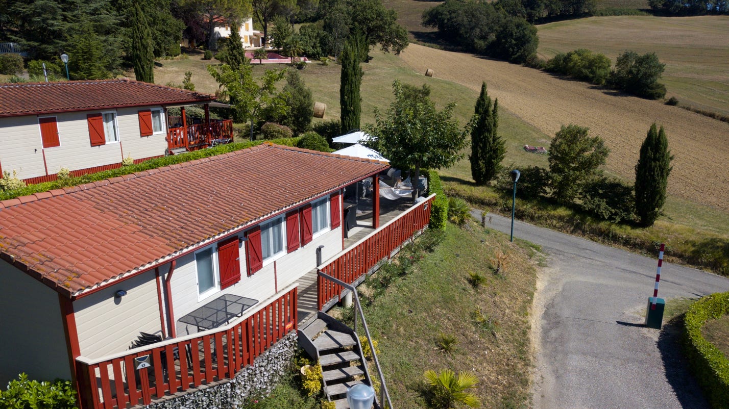 Aan de rand van het chaet park bij Chalet 13 / PRL 13 bij Camping Le Talouch in de Gers, zuid Frankrijk
