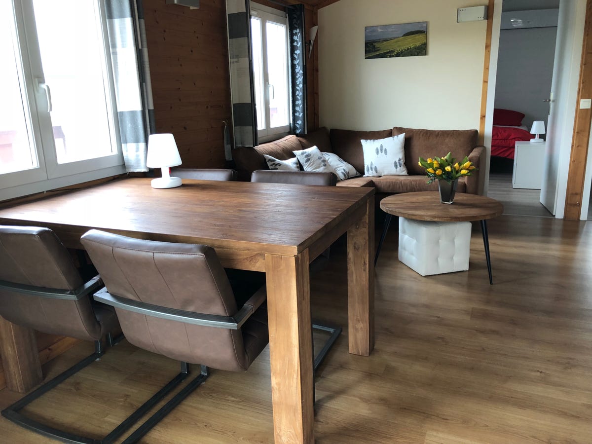 Eettafel binnen bij Chalet 13 / PRL 13 bij Camping Le Talouch in de Gers, zuid Frankrijk