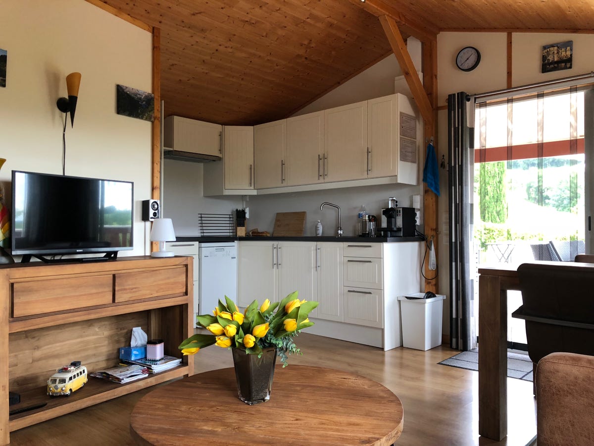 Keuken met vaatwasser bij Chalet 13 / PRL 13 bij Camping Le Talouch in de Gers, zuid Frankrijk