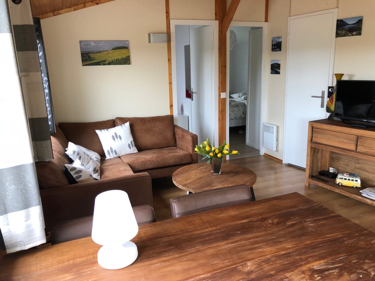 Bankstel en TV bij Chalet 13 / PRL 13 bij Camping Le Talouch in de Gers, zuid Frankrijk