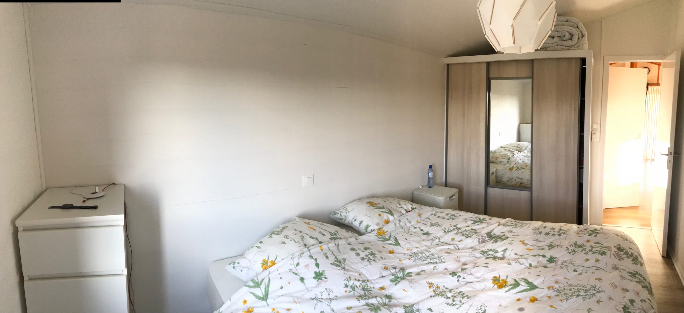 Bed 200x180 en kledingkast met kluis bij Chalet 13 / PRL 13 bij Camping Le Talouch in de Gers, zuid Frankrijk