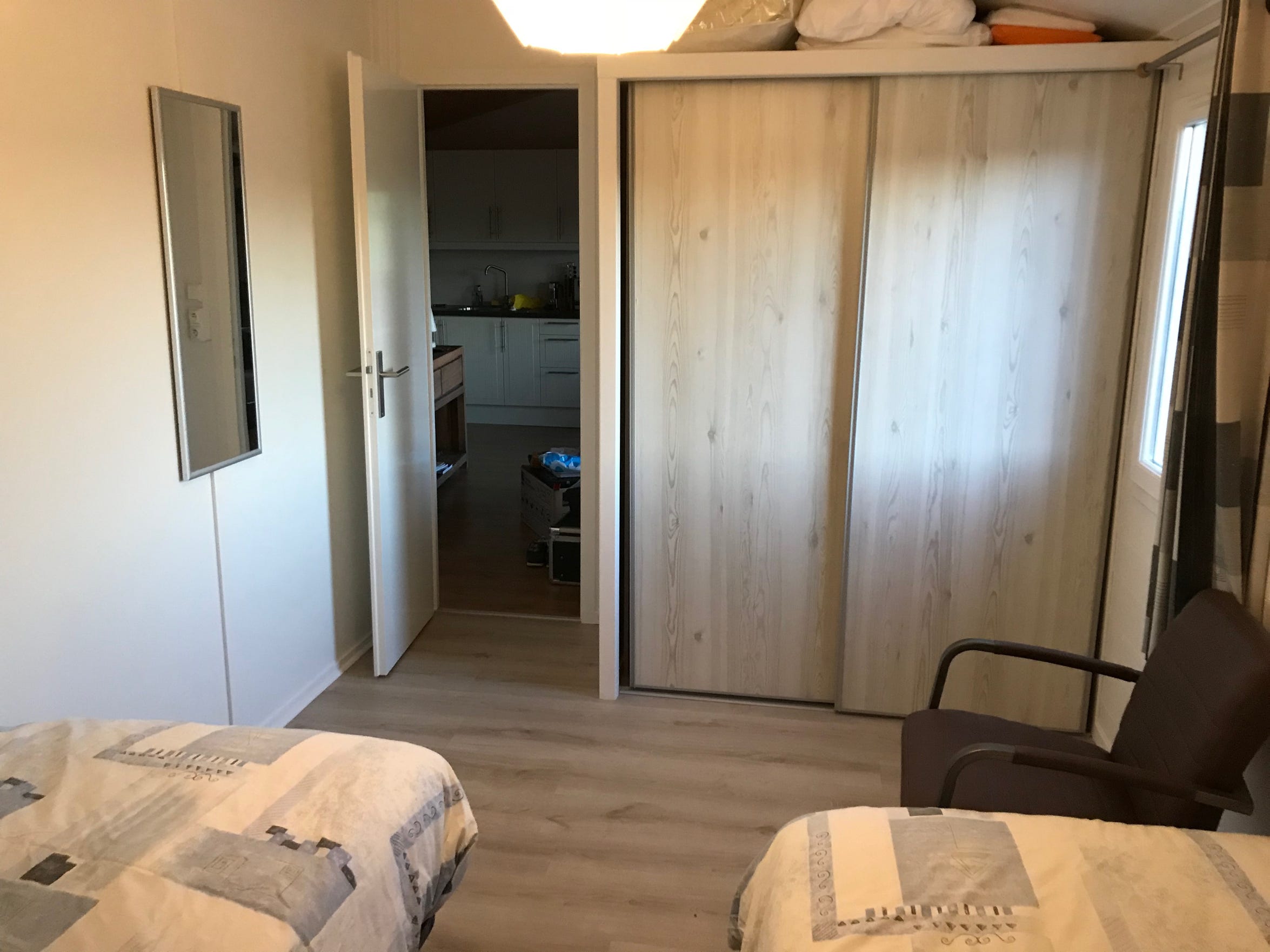 Beiden slaapkamers hebben kledingkast bij Chalet 13 / PRL 13 bij Camping Le Talouch in de Gers, zuid Frankrijk