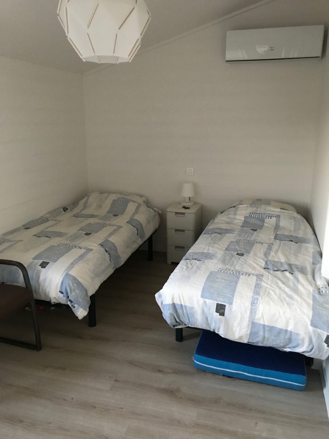 Slaapkamer met 2 bedden te maken tot 1 bed 180*200 bij Chalet 13 / PRL 13 bij Camping Le Talouch in de Gers, zuid Frankrijk