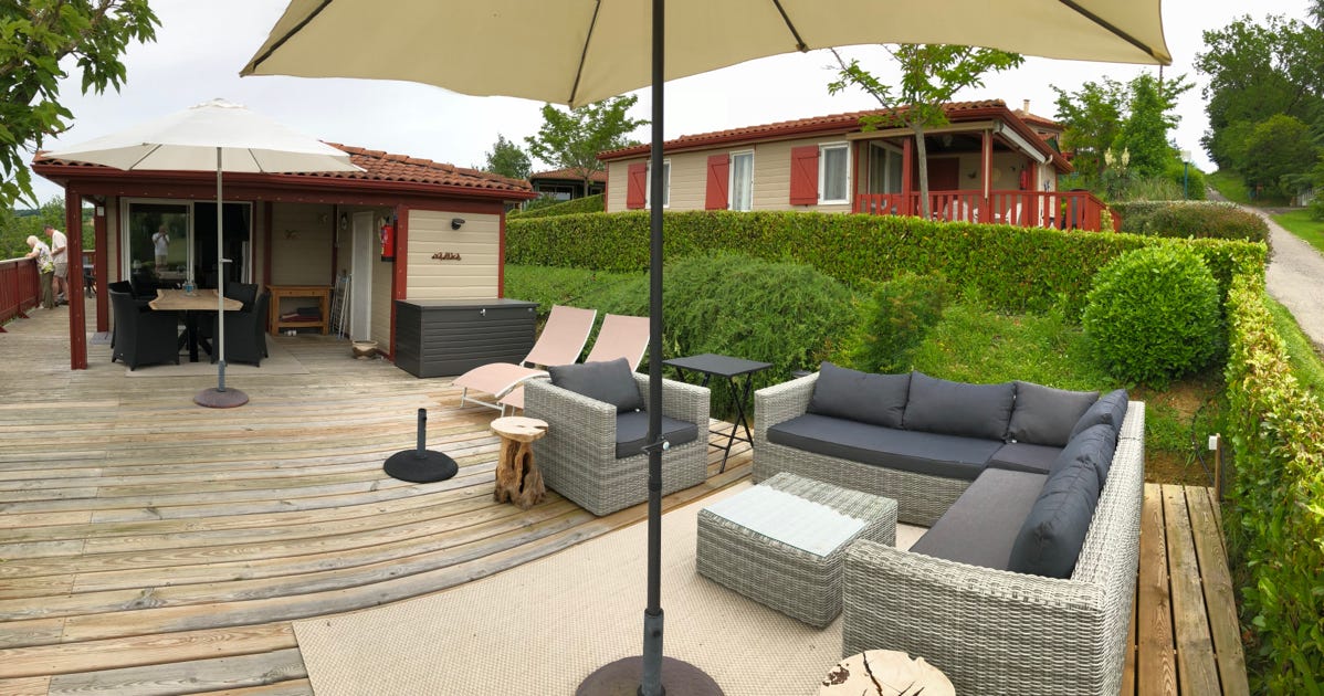 Loungeset  buiten bij Chalet 13 / PRL 13 bij Camping Le Talouch in de Gers, zuid Frankrijk