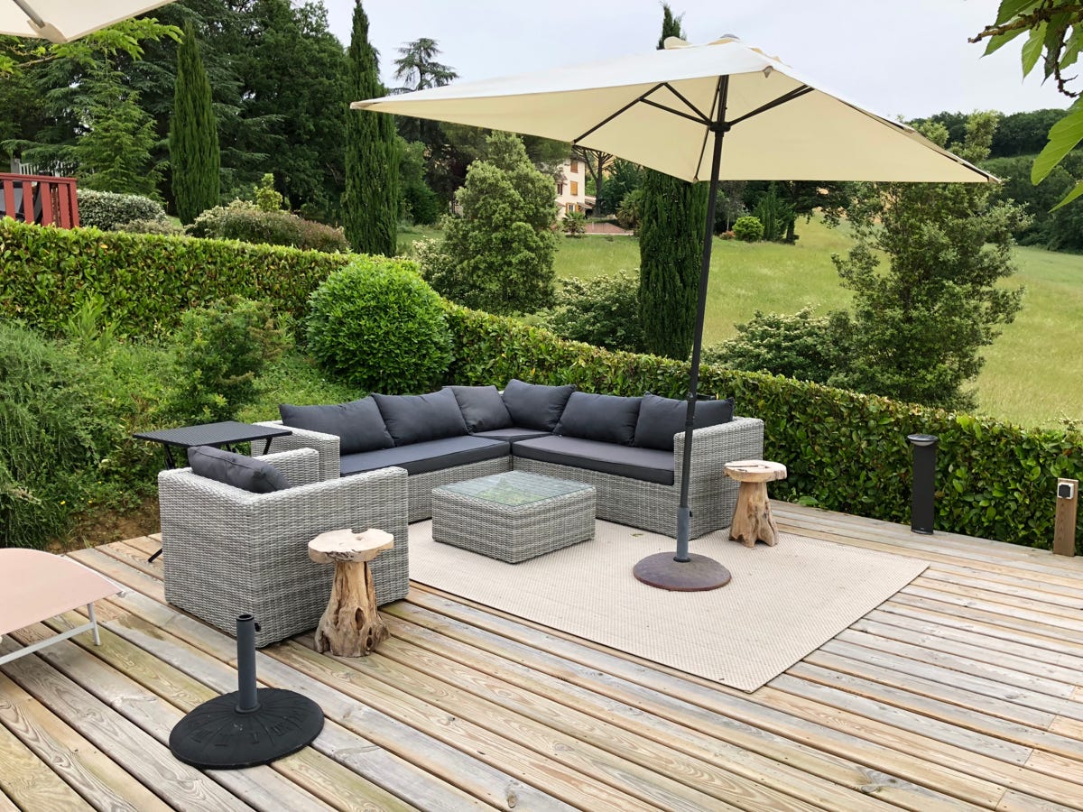 Loungeset buiten met mooi uitzicht bij Chalet 13 / PRL 13 bij Camping Le Talouch in de Gers, zuid Frankrijk