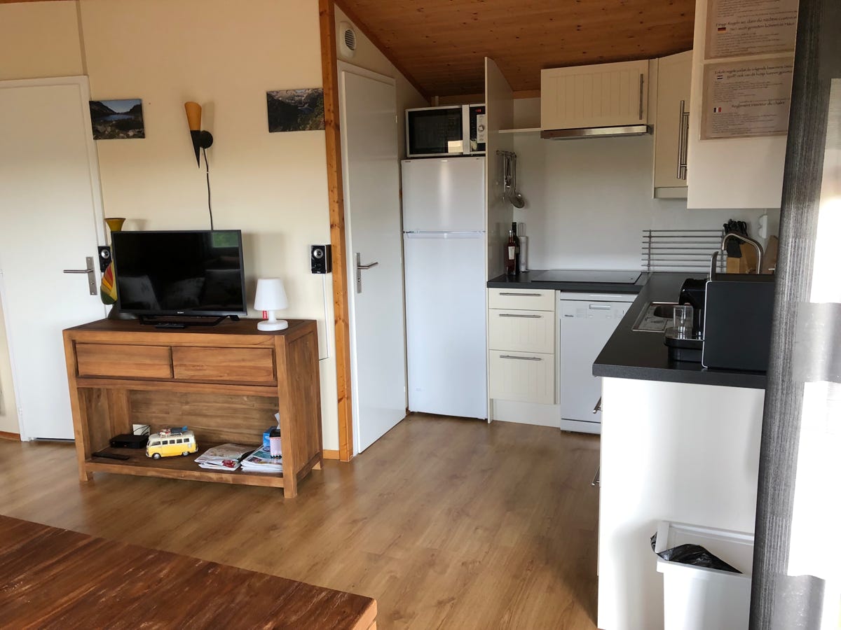 TV en keuken bij Chalet 13 / PRL 13 bij Camping Le Talouch in de Gers, zuid Frankrijk