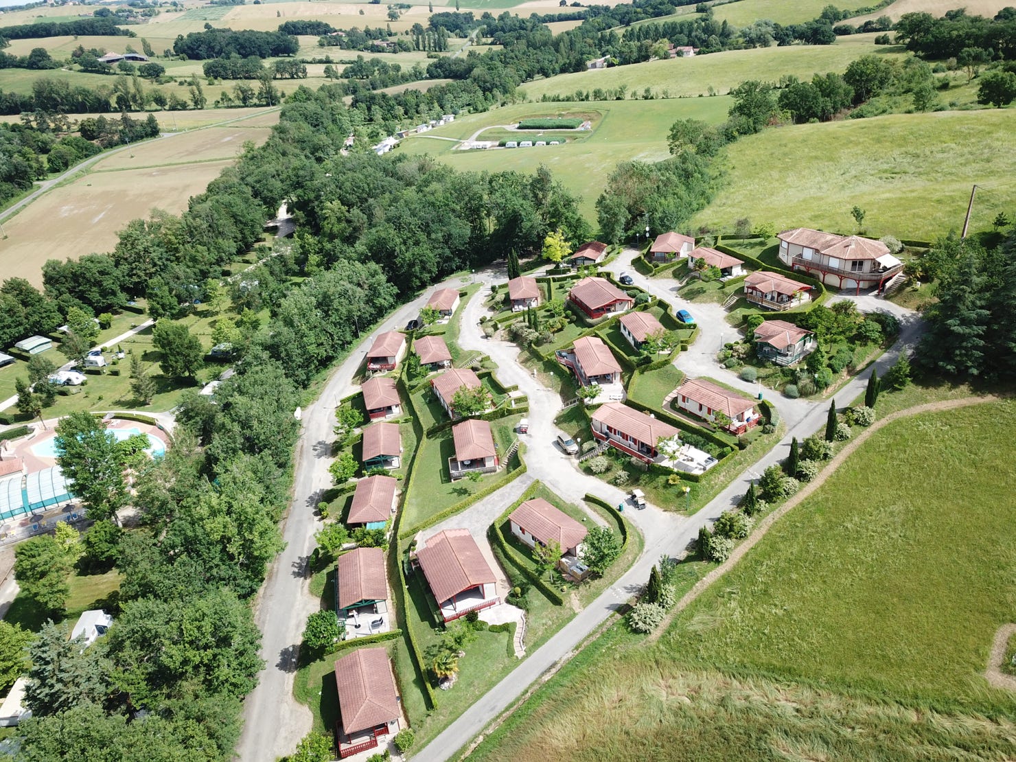 Chalet park met rechts Chalet 13 / PRL 13 bij Camping Le Talouch in de Gers, zuid Frankrijk