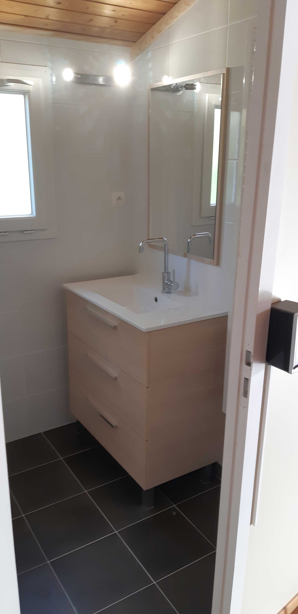 Badtafel in de badkamer bij Chalet 13 / PRL 13 bij Camping Le Talouch in de Gers, zuid Frankrijk